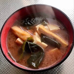 豆腐とわかめのお味噌汁